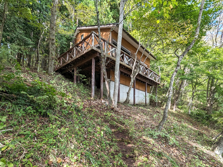 南斜面の静かな山荘